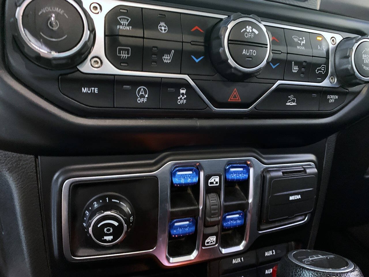 Used 2021 Jeep Gladiator Sport AWD/4WD image 16
