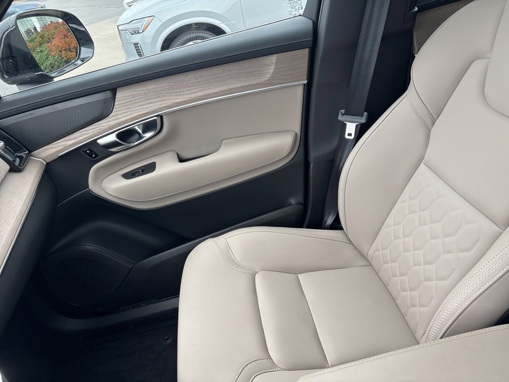 Certified 2025 Volvo XC90 B6 Plus image 33