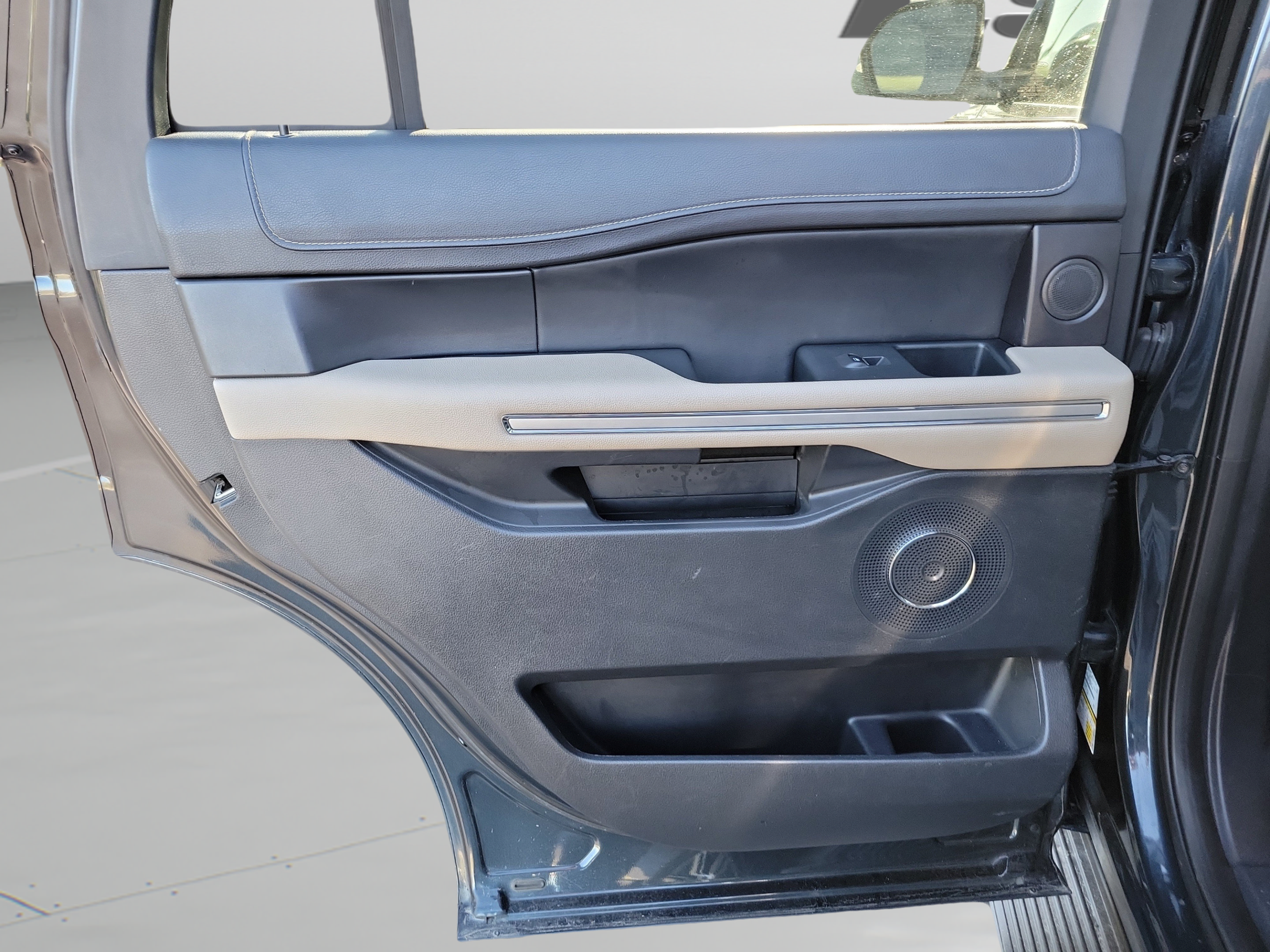 Used 2024 Ford Expedition Limited AWD/4WD image 17