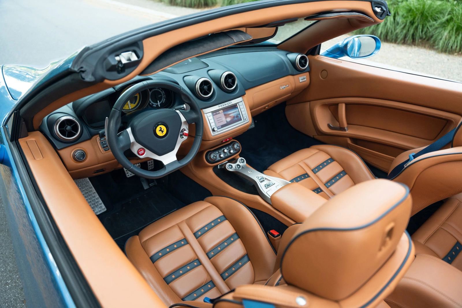 Used 2010 Ferrari California RWD image 59