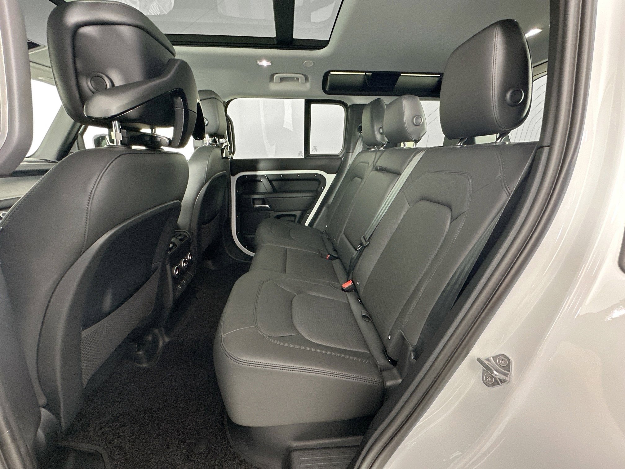 Used 2025 Land Rover Defender 110 S image 23