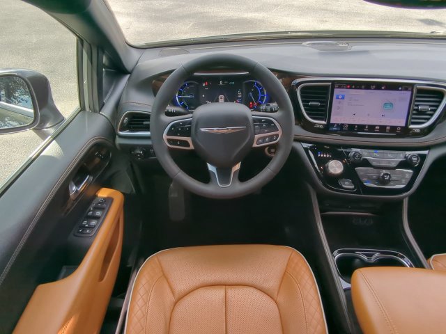 Used 2023 Chrysler Pacifica Pinnacle FWD image 19