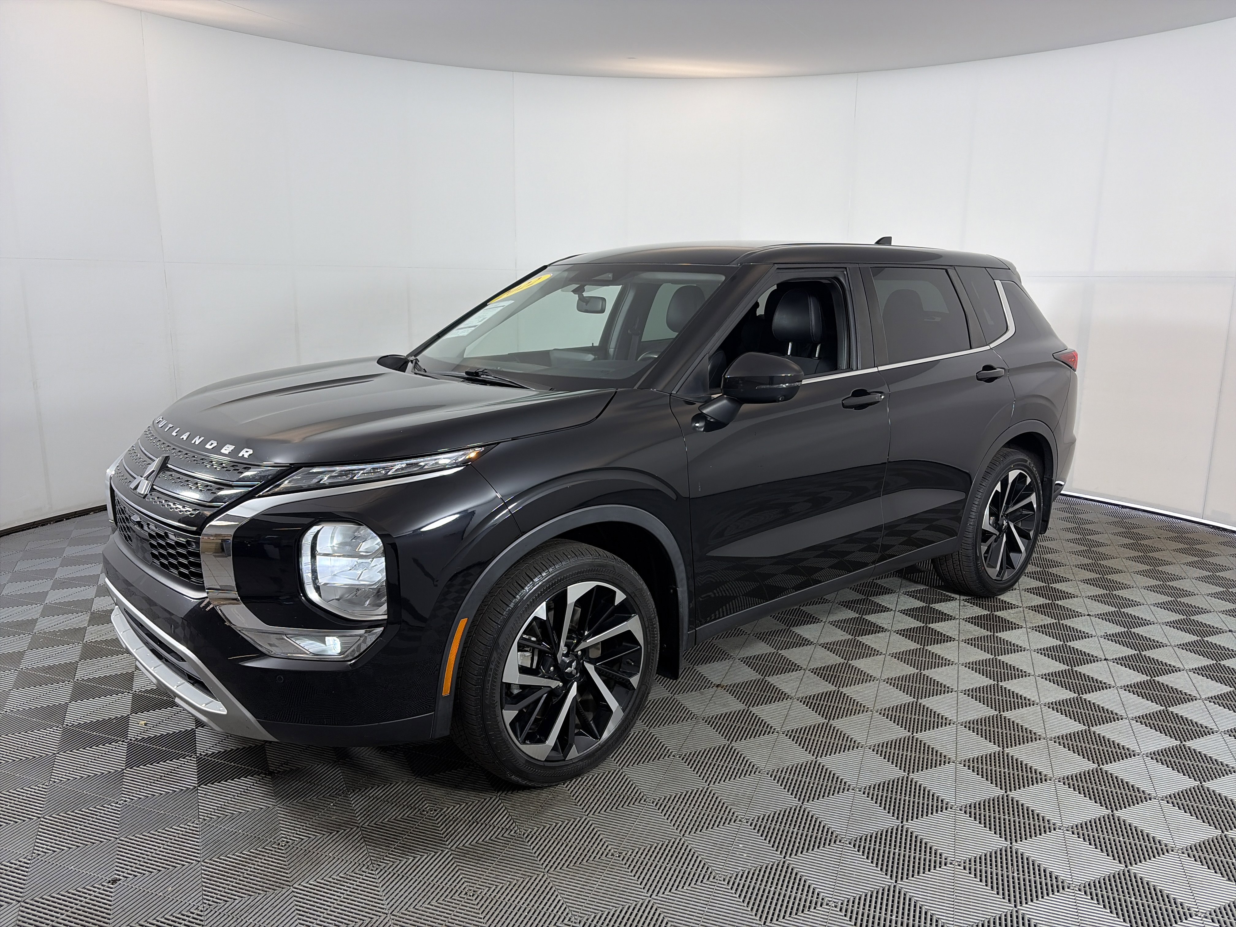 Used 2022 Mitsubishi Outlander SE image 2