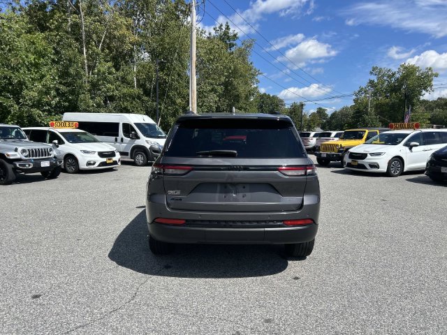Used 2024 Jeep Grand Cherokee Altitude AWD/4WD image 4