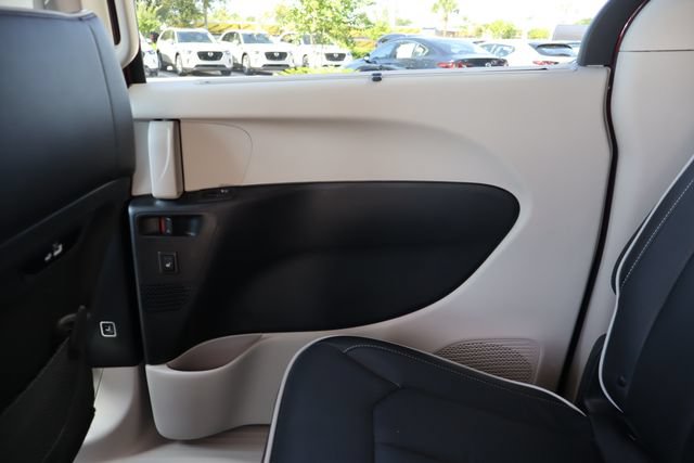 Used 2023 Chrysler Pacifica Limited w/ Trailer Tow Group AWD/4WD image 26