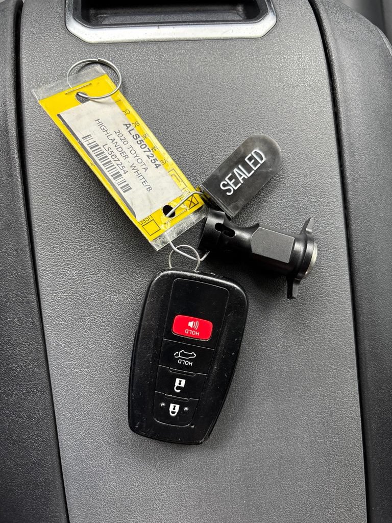Used 2020 Toyota Highlander XLE FWD image 36