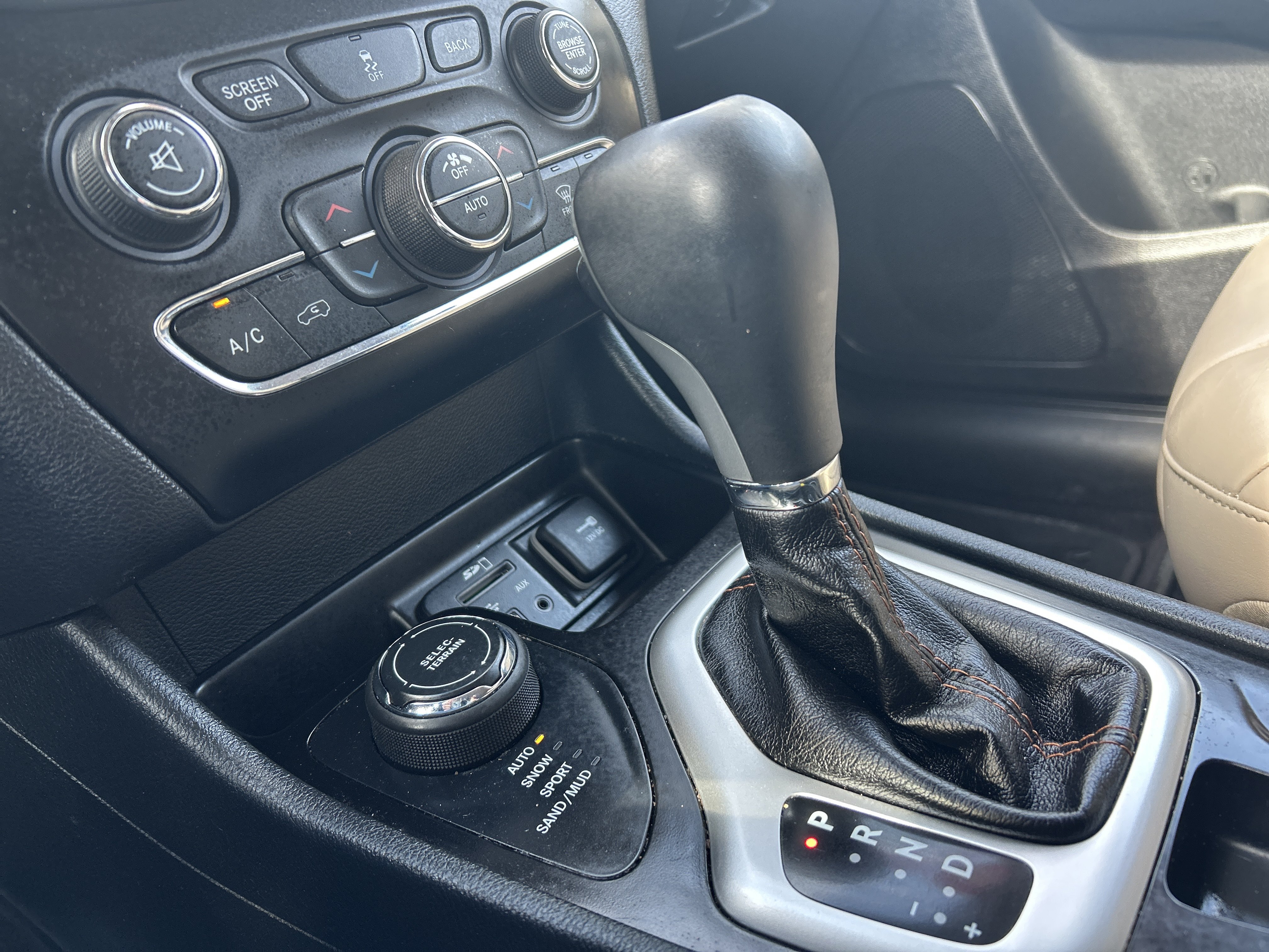 Used 2016 Jeep Cherokee Limited AWD/4WD image 21