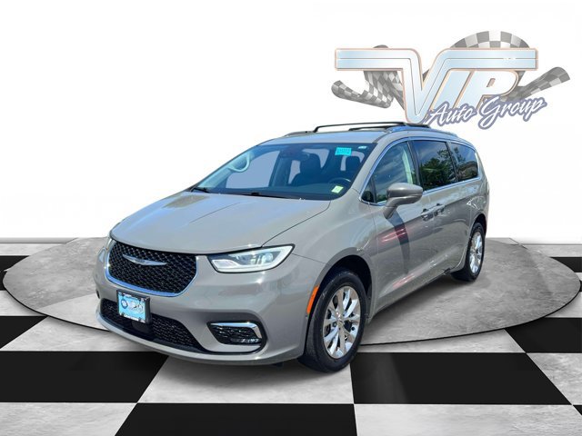 Used 2021 Chrysler Pacifica Touring-L w/ Uconnect Theater Family Group AWD/4WD image 4