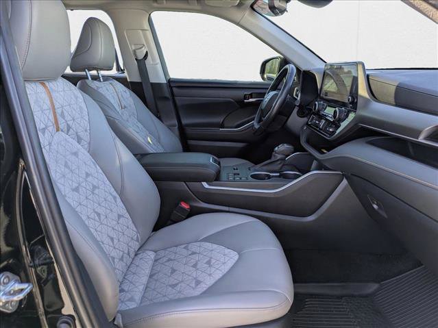Used 2023 Toyota Highlander Bronze Edition image 21