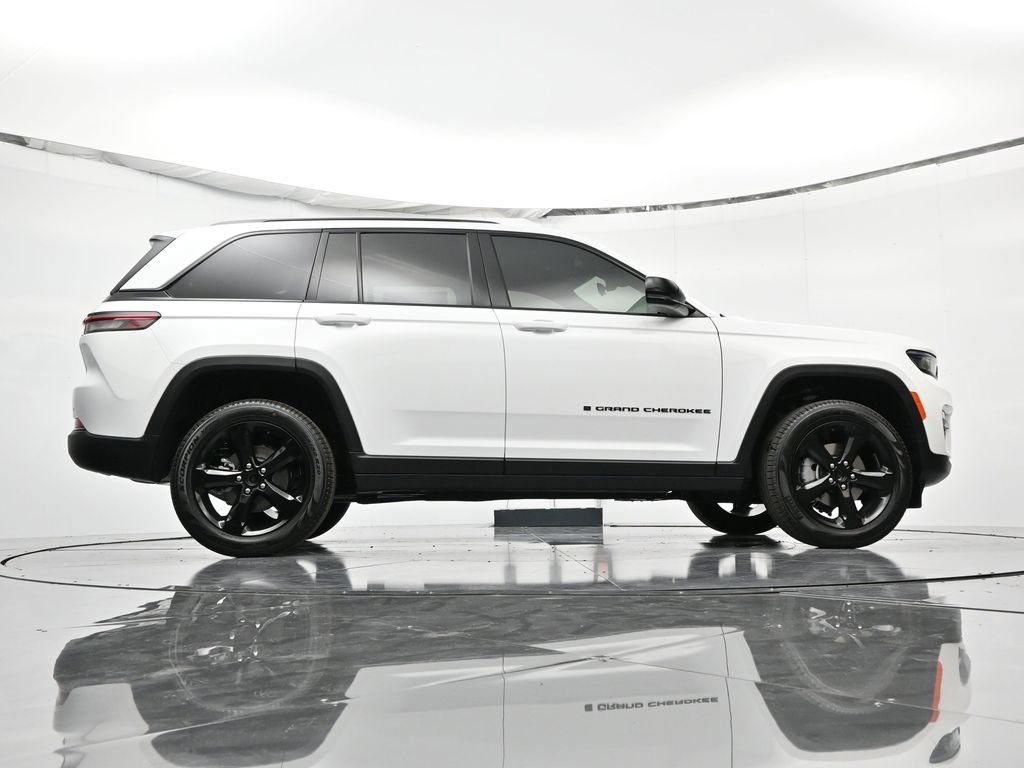 New 2025 Jeep Grand Cherokee Limited w/ Black Appearance Package image 50