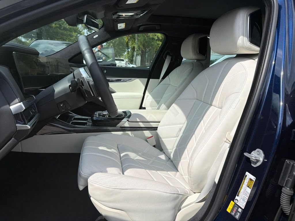Used 2026 BMW 750e xDrive AWD/4WD image 4
