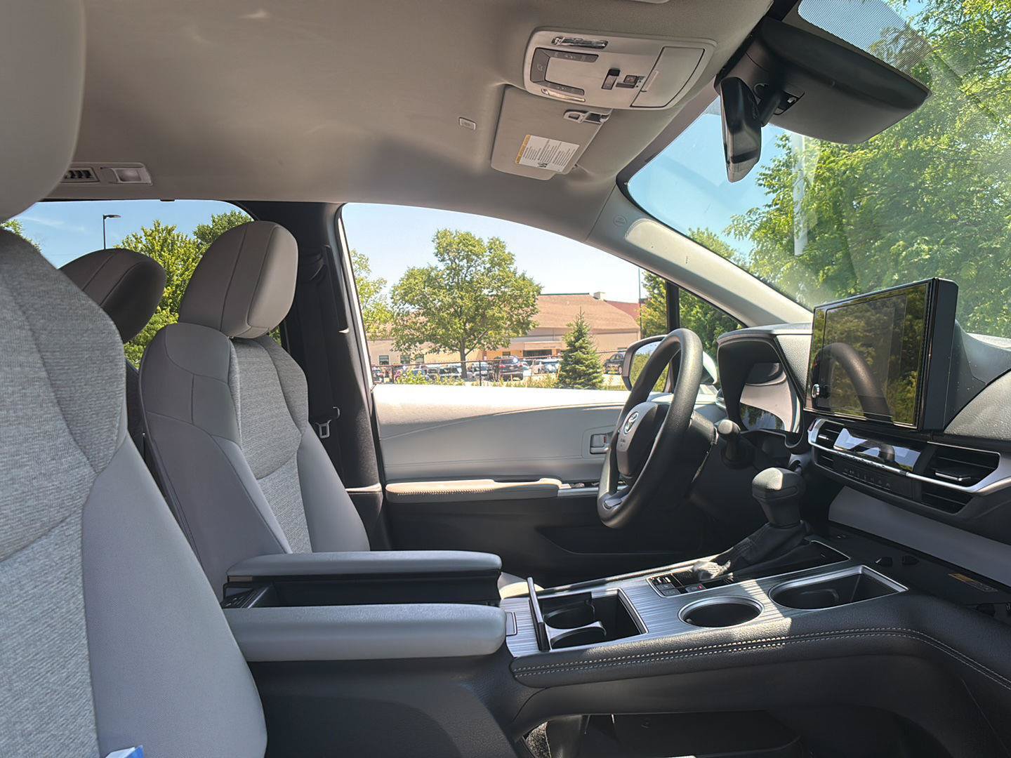 Used 2026 Toyota Sienna LE FWD image 17