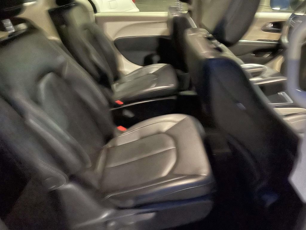 Used 2023 Chrysler Pacifica Touring-L image 44