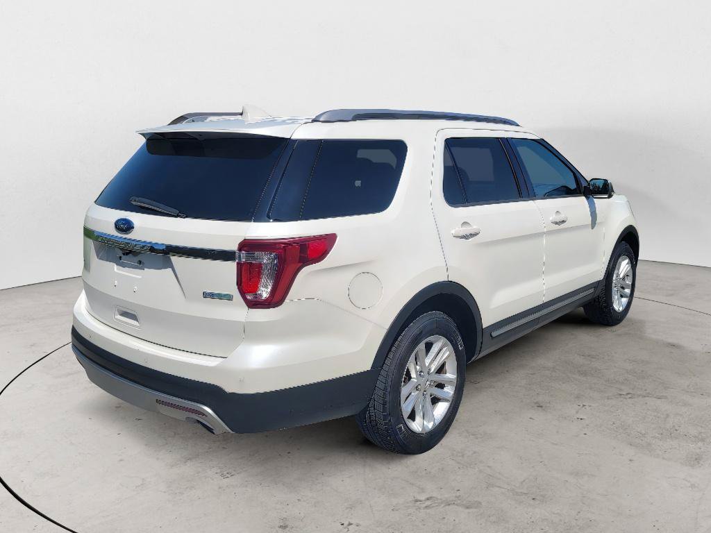 Used 2017 Ford Explorer XLT w/ Equipment Group 202A FWD image 8