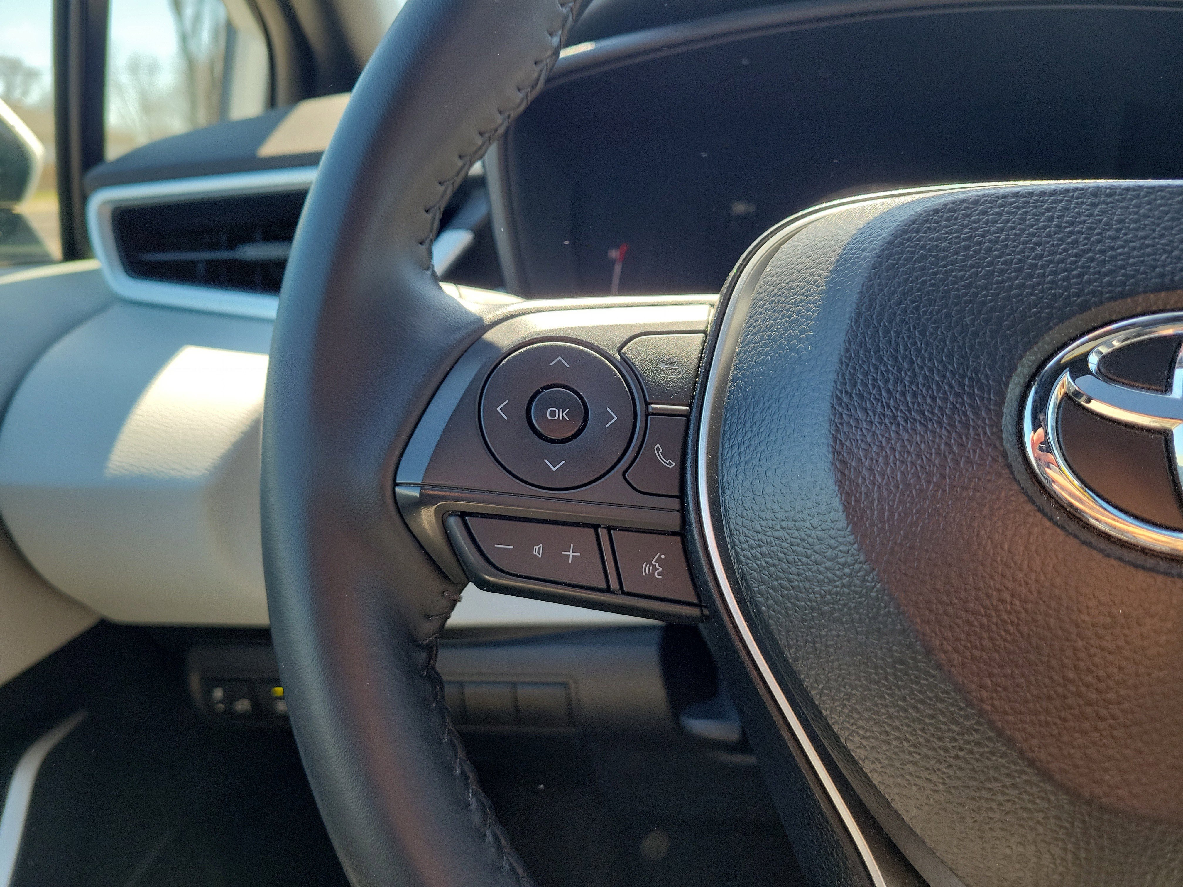 Used 2025 Toyota Corolla SE w/ SE Premium Package image 23