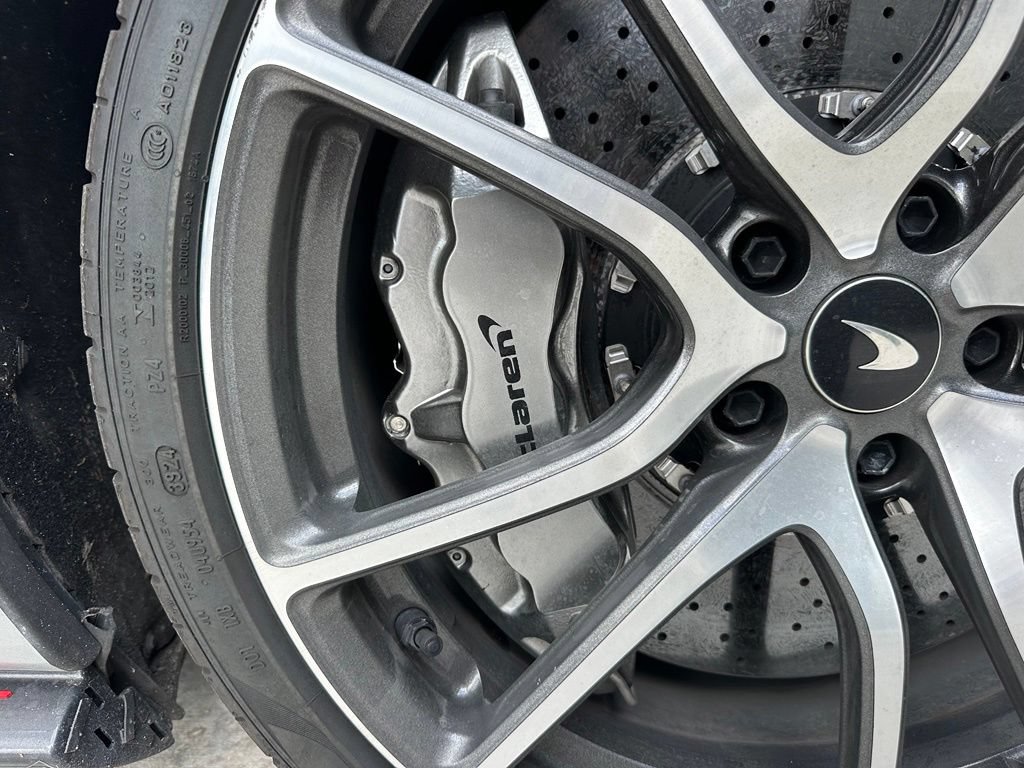 Used 2019 McLaren 570S Spider RWD image 17