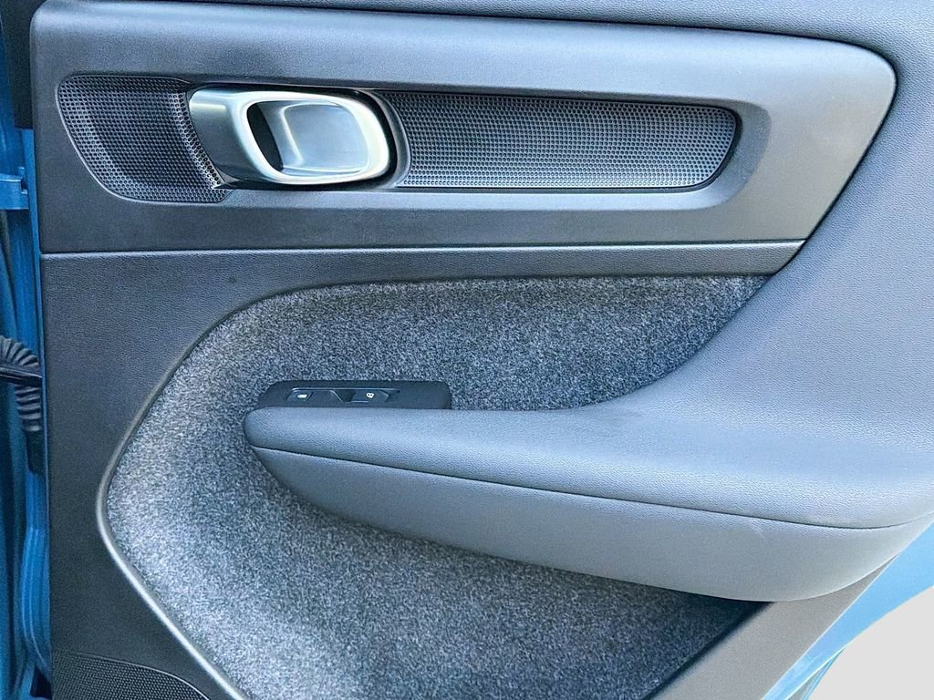 Used 2025 Volvo XC40 B5 Plus image 31