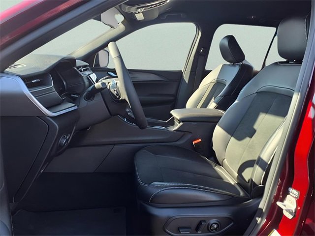 Used 2025 Jeep Grand Cherokee Altitude image 12