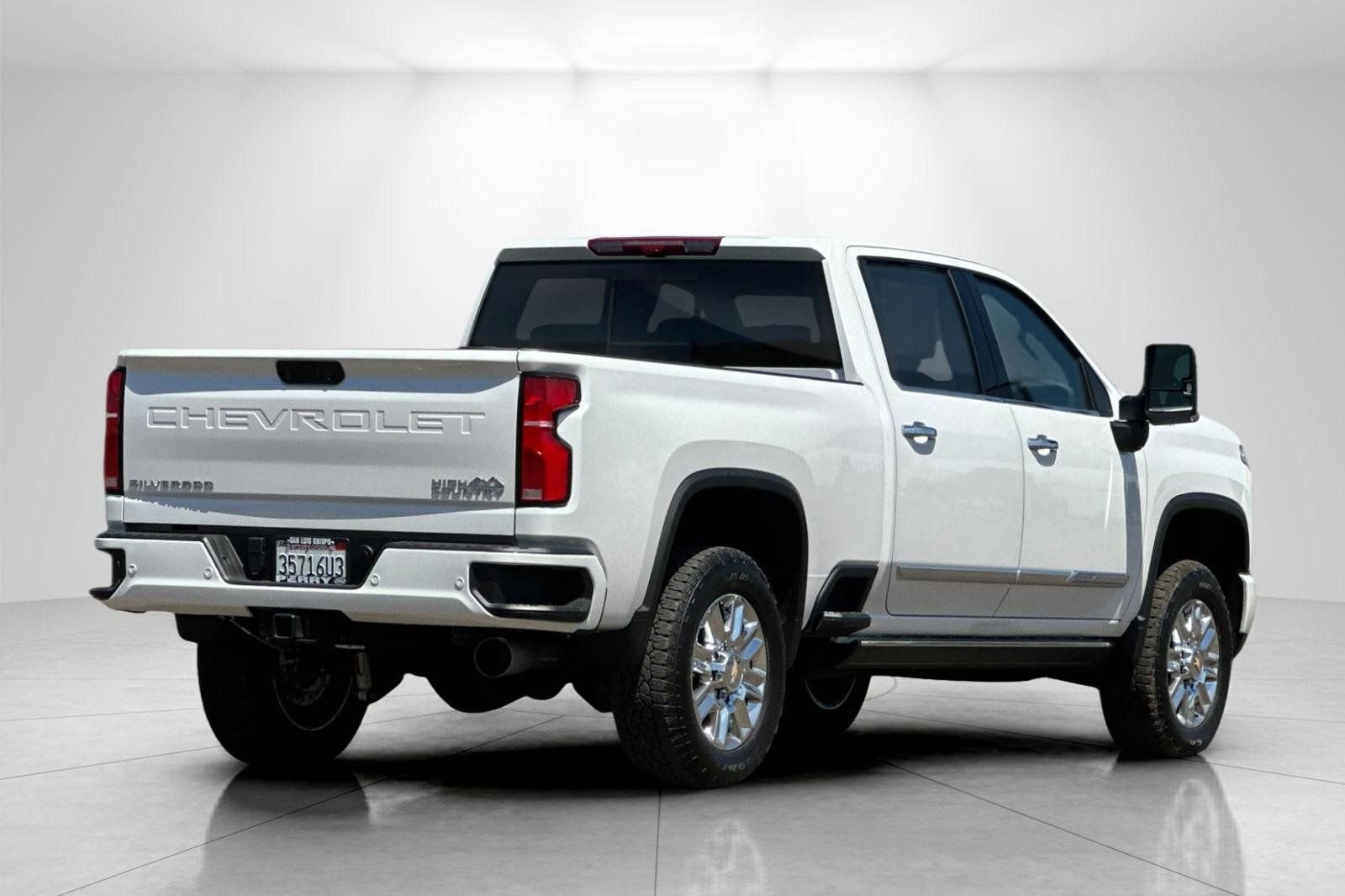 Used 2024 Chevrolet Silverado 2500 High Country w/ Technology Package AWD/4WD image 3