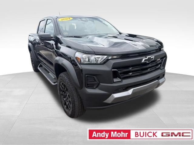 Used 2024 Chevrolet Colorado Trail Boss w/ Advanced Trailering Package AWD/4WD image 3