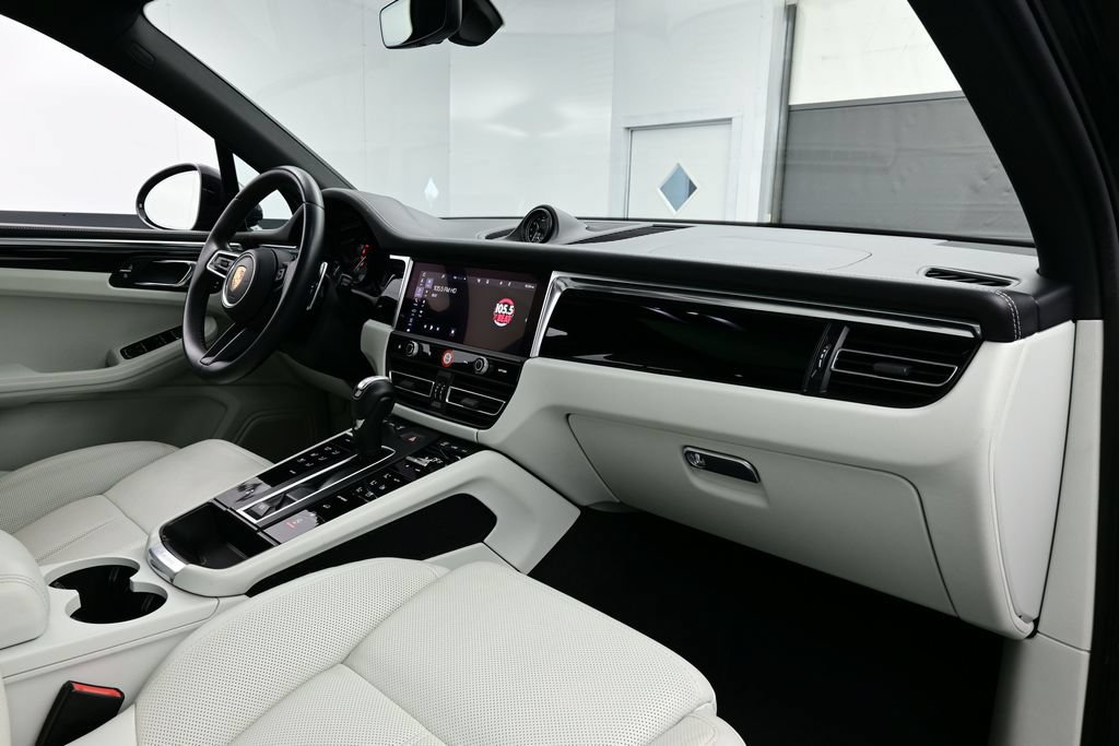 Certified 2023 Porsche Macan AWD/4WD image 19