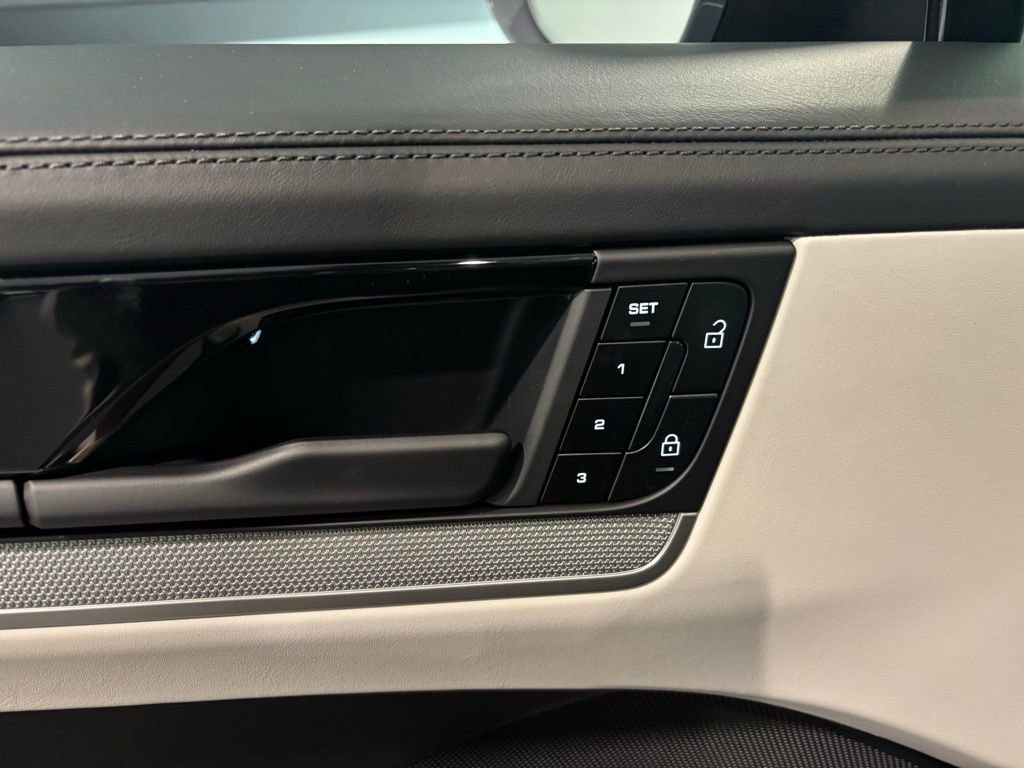Certified 2025 Porsche Cayenne AWD/4WD image 8