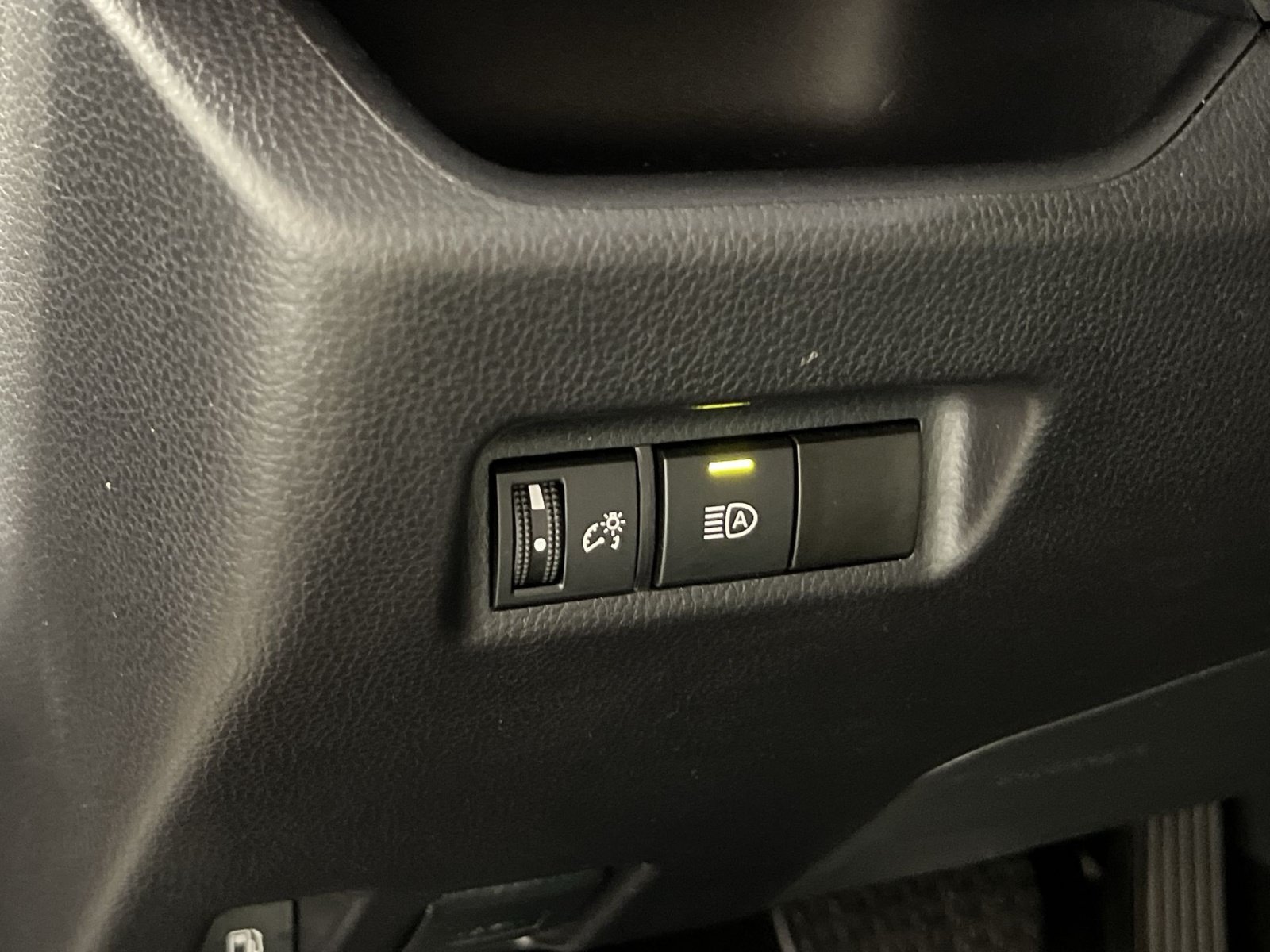 Used 2025 Toyota RAV4 XLE AWD/4WD image 32