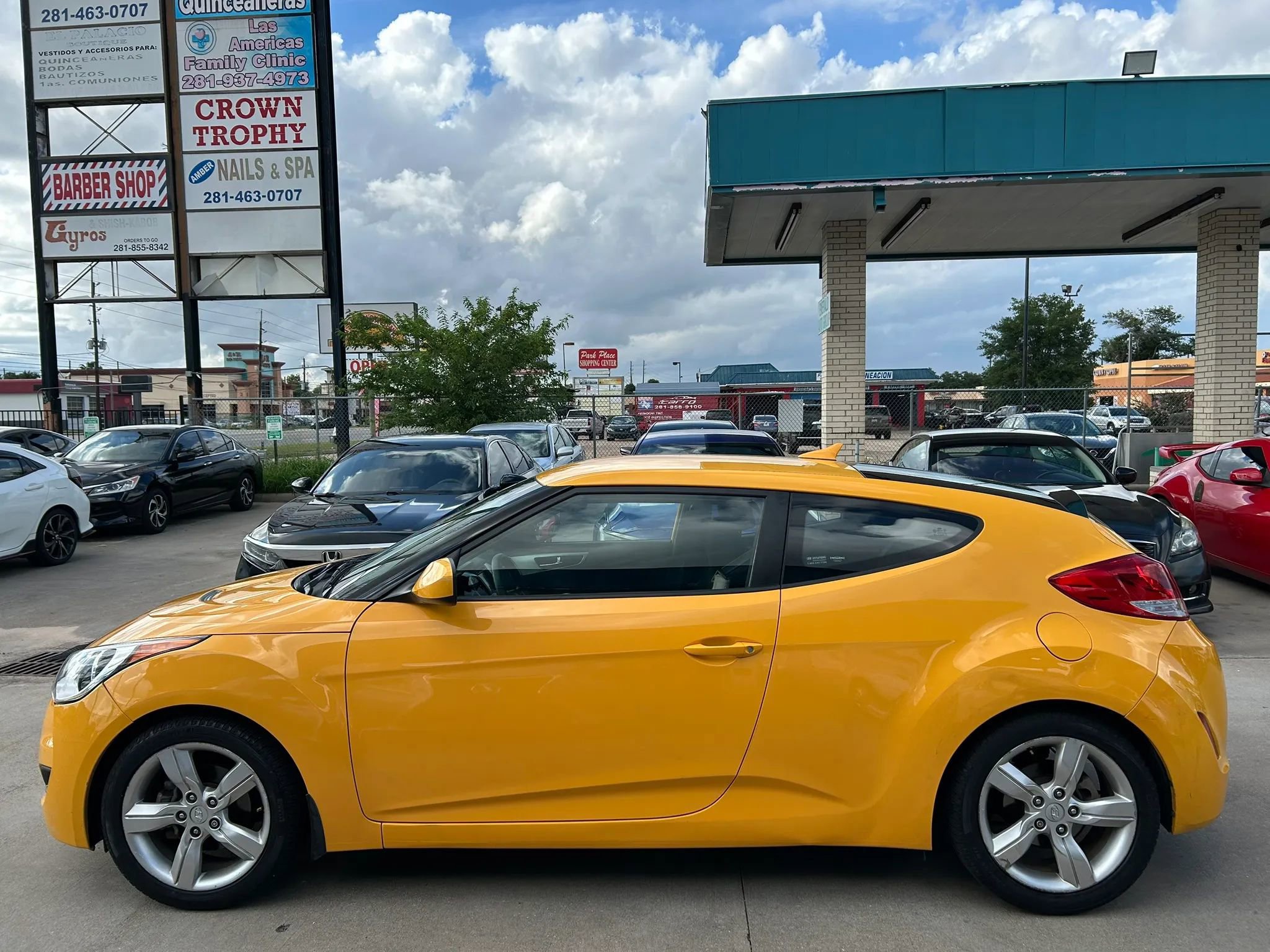 Used 2013 Hyundai Veloster FWD image 2