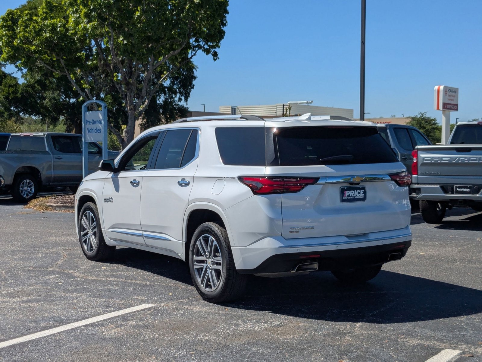 Used 2024 Chevrolet Traverse High Country FWD image 3