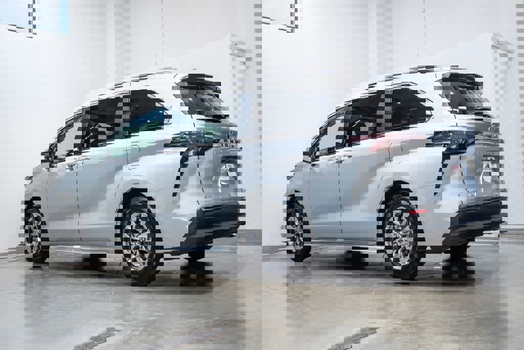 Used 2025 Toyota Sienna XLE AWD/4WD image 7