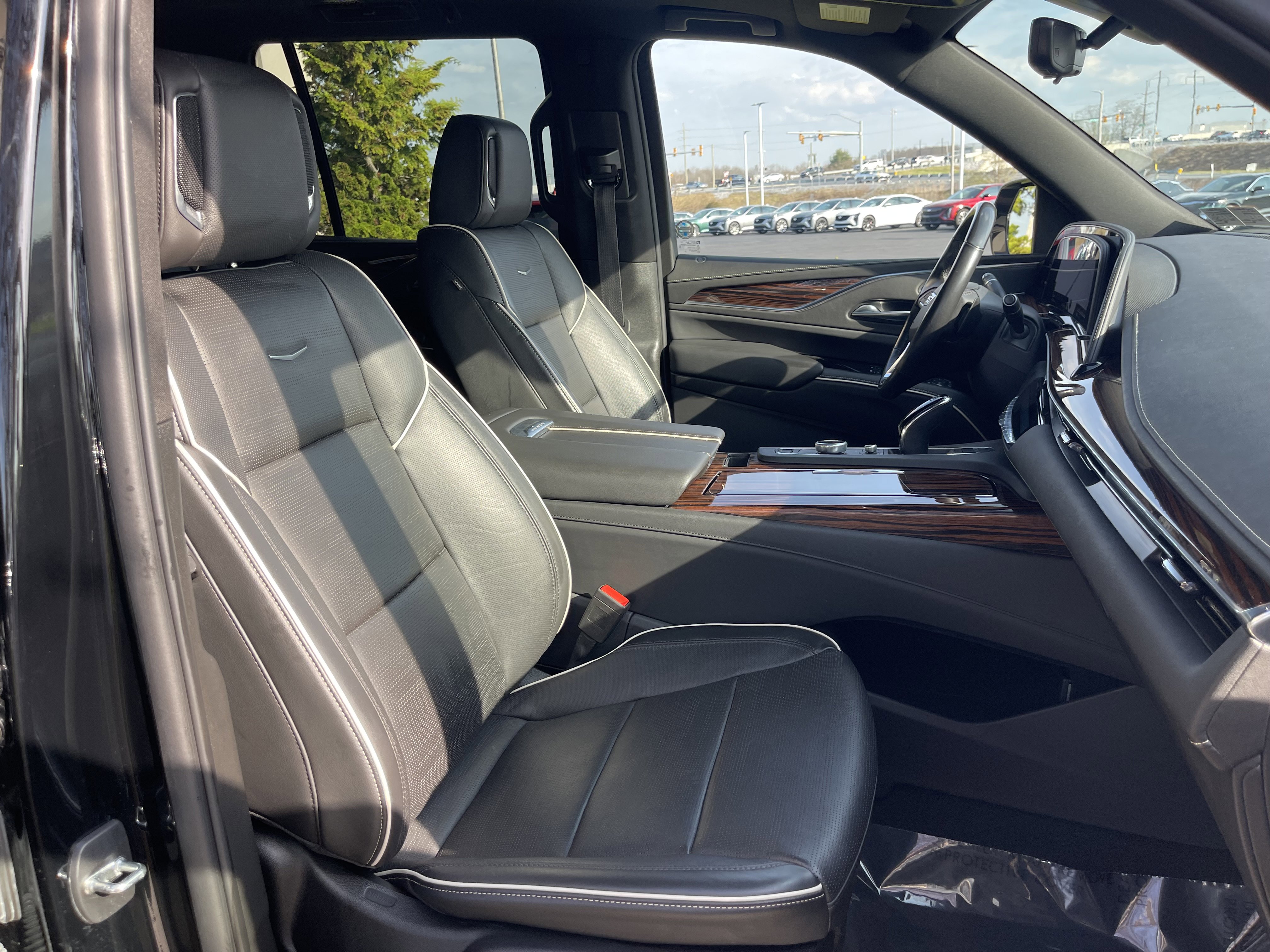 Used 2023 Cadillac Escalade Premium Luxury AWD/4WD image 23