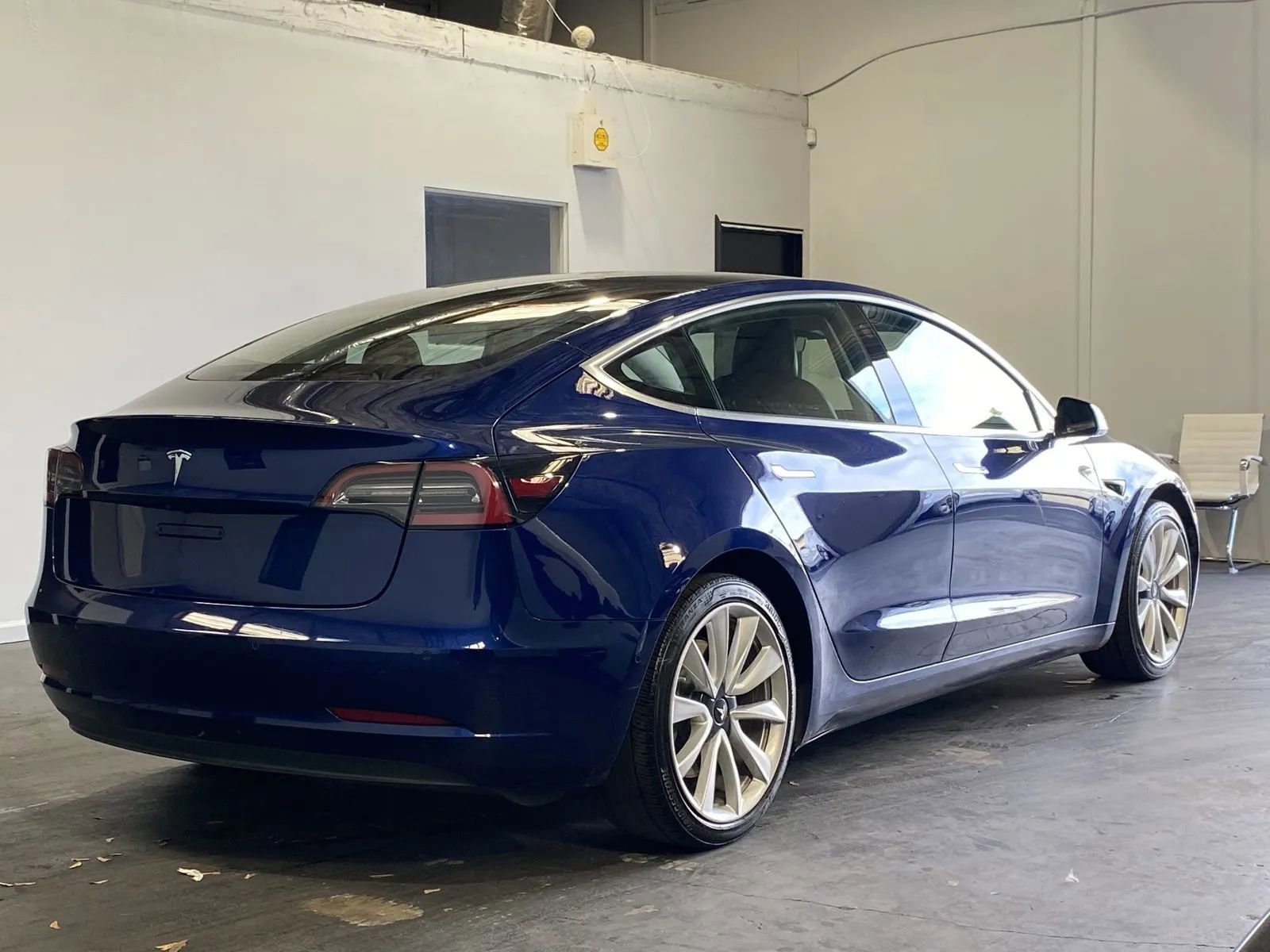 Used 2018 Tesla Model 3 Long Range RWD image 4