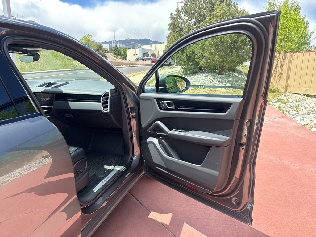 Used 2023 Porsche Cayenne Coupe AWD/4WD image 28