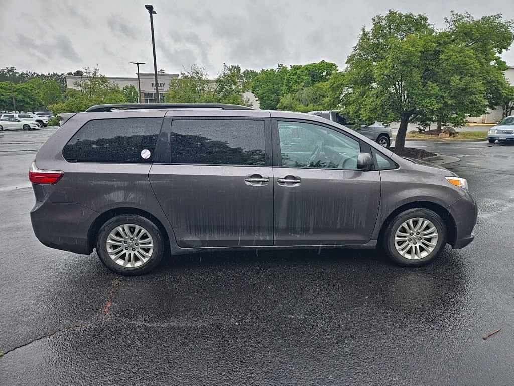Used 2015 Toyota Sienna XLE FWD image 2