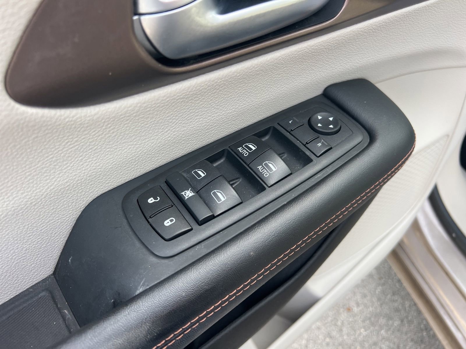 Used 2017 Chrysler Pacifica Touring-L w/ Tire & Wheel Group image 33