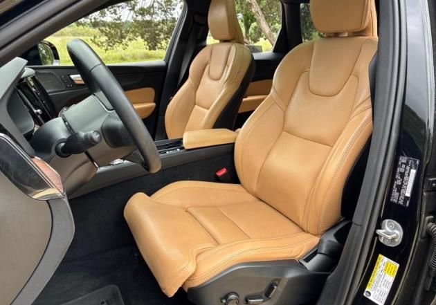 Used 2023 Volvo XC60 B5 Ultimate w/ Climate Package FWD image 14