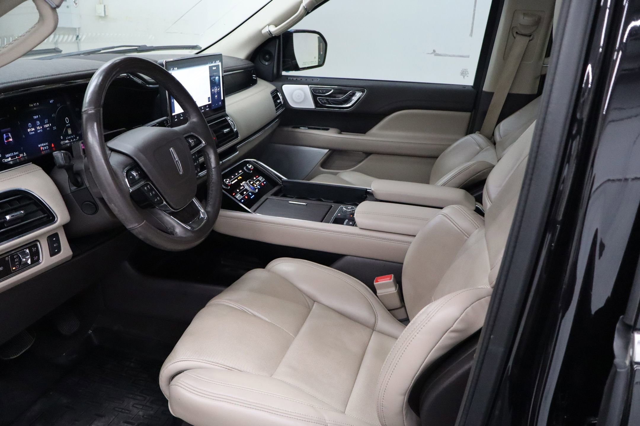 Used 2023 Lincoln Navigator L Reserve image 25