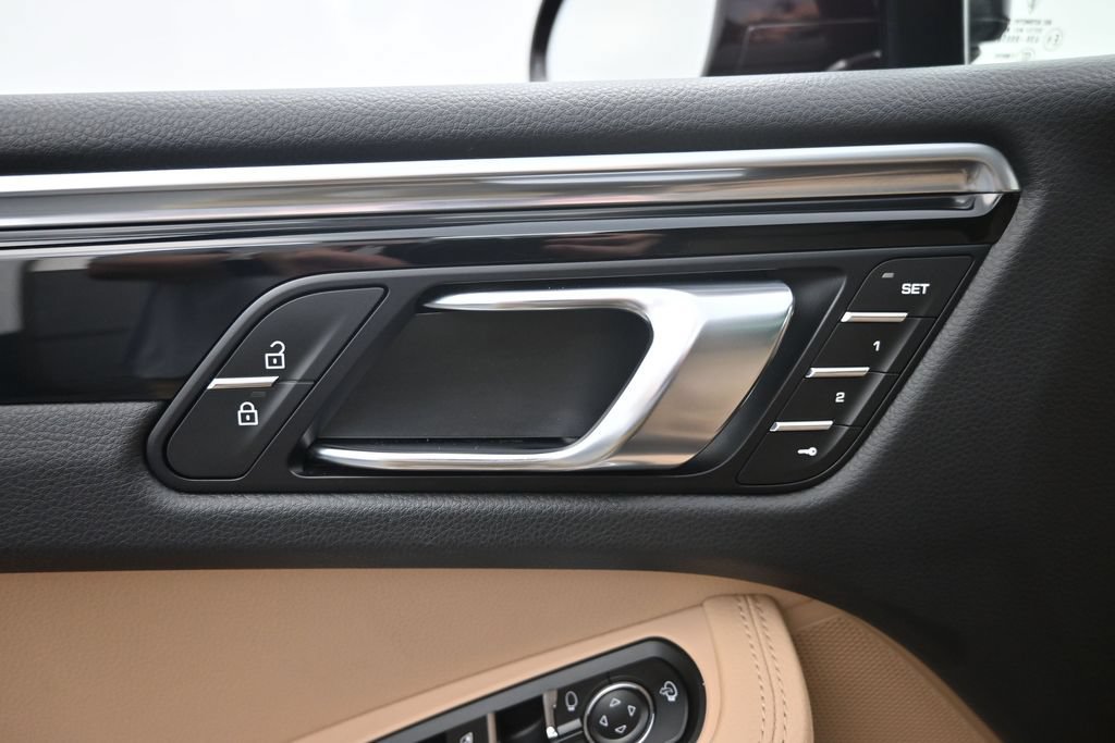 Certified 2024 Porsche Macan AWD/4WD image 11