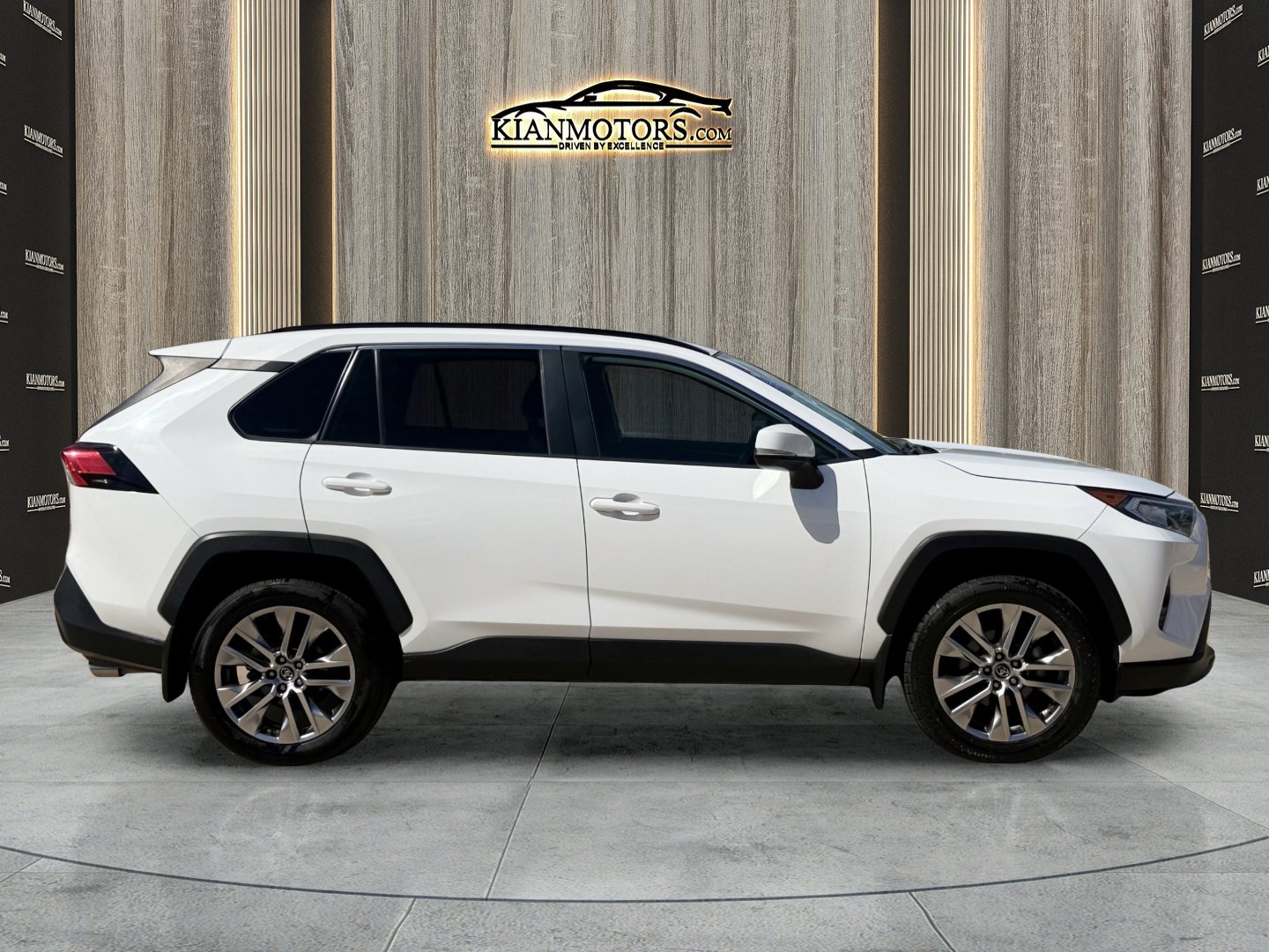 Used 2019 Toyota RAV4 XLE Premium image 8
