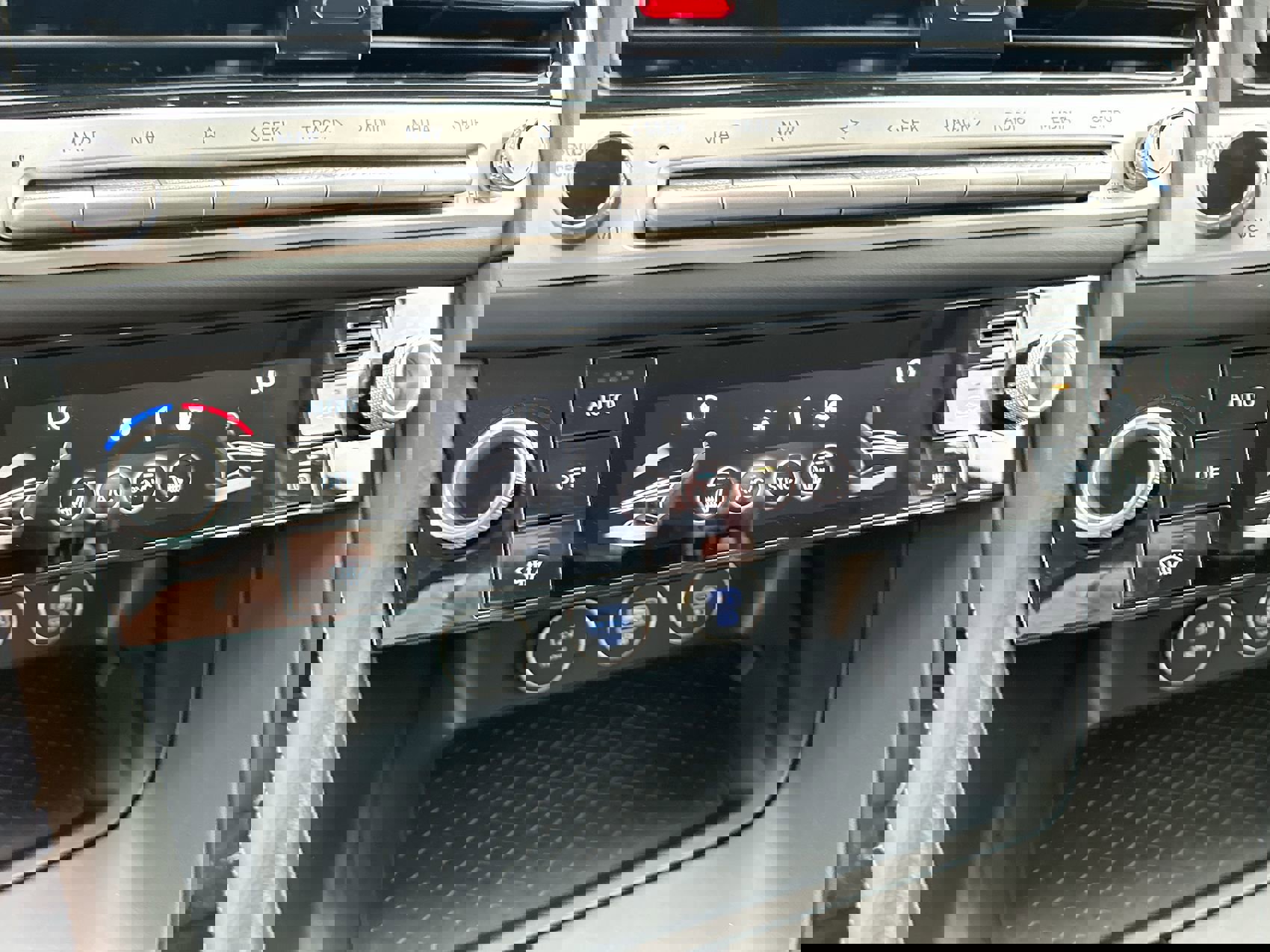 Used 2024 Genesis G70 2.5T image 10