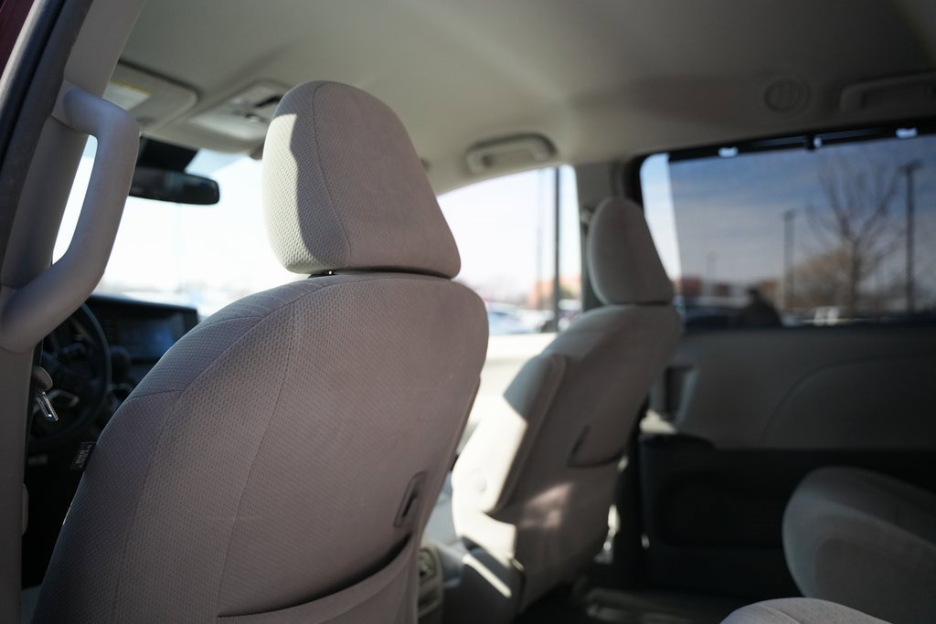 Used 2018 Toyota Sienna LE image 32