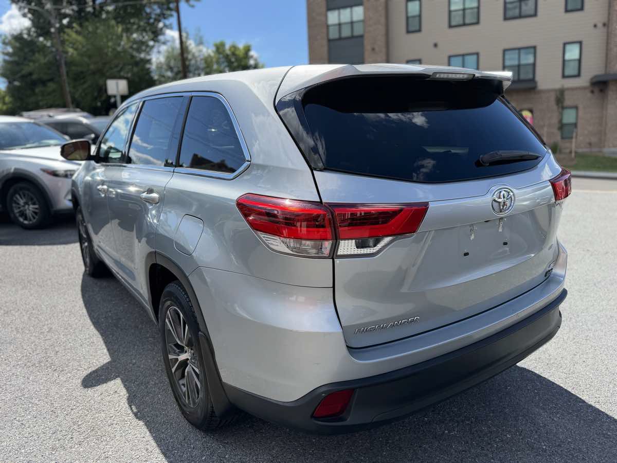 Used 2017 Toyota Highlander LE AWD/4WD image 5