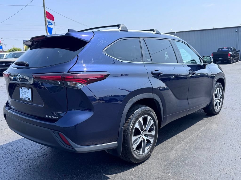 Used 2024 Toyota Highlander XLE AWD/4WD image 3