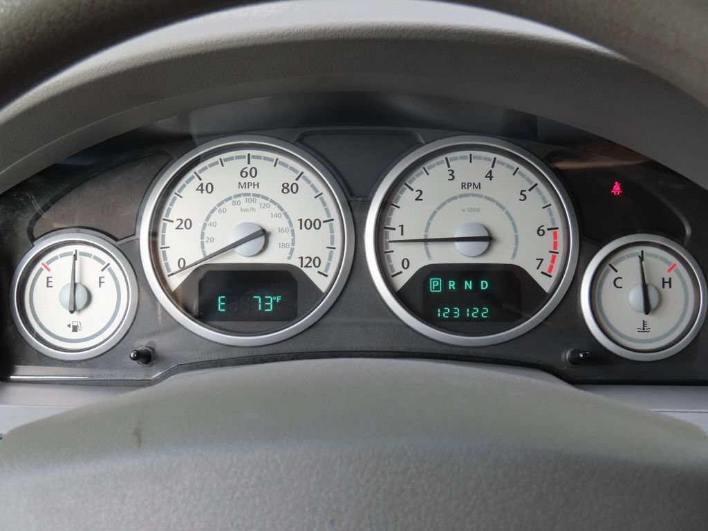Used 2009 Chrysler Town & Country LX FWD image 7