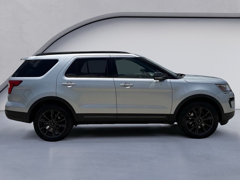 Used 2018 Ford Explorer XLT w/ Equipment Group 202A AWD/4WD image 6
