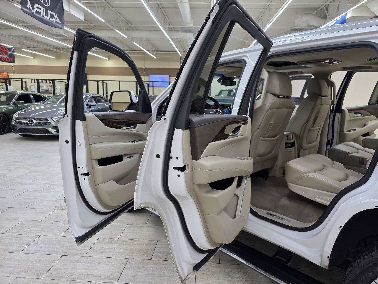 Used 2017 Cadillac Escalade Premium Luxury AWD/4WD image 17