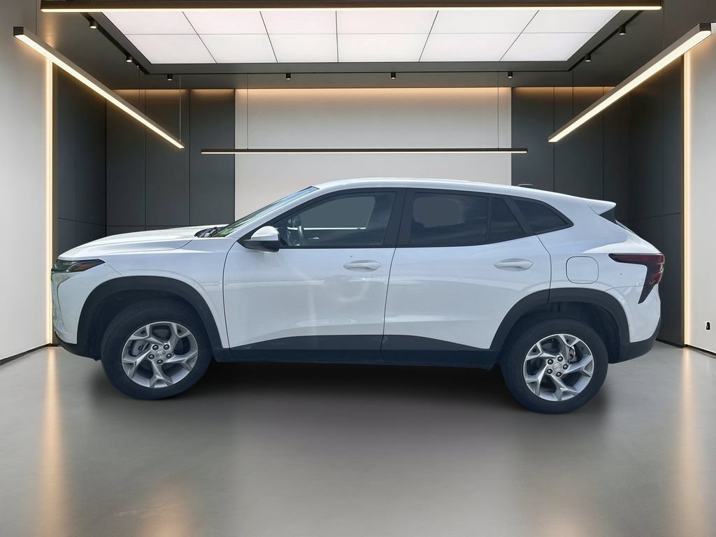 Used 2024 Chevrolet Trax LS w/ LS Convenience Package FWD image 3