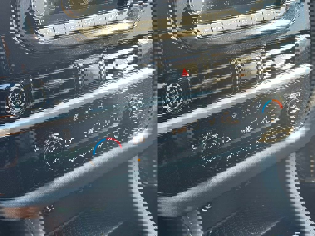 Used 2024 Nissan Pathfinder SV image 34