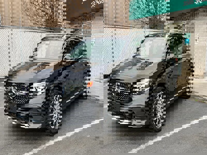 Used 2020 Mercedes-Benz GLB 250 4MATIC w/ AMG Line image 3