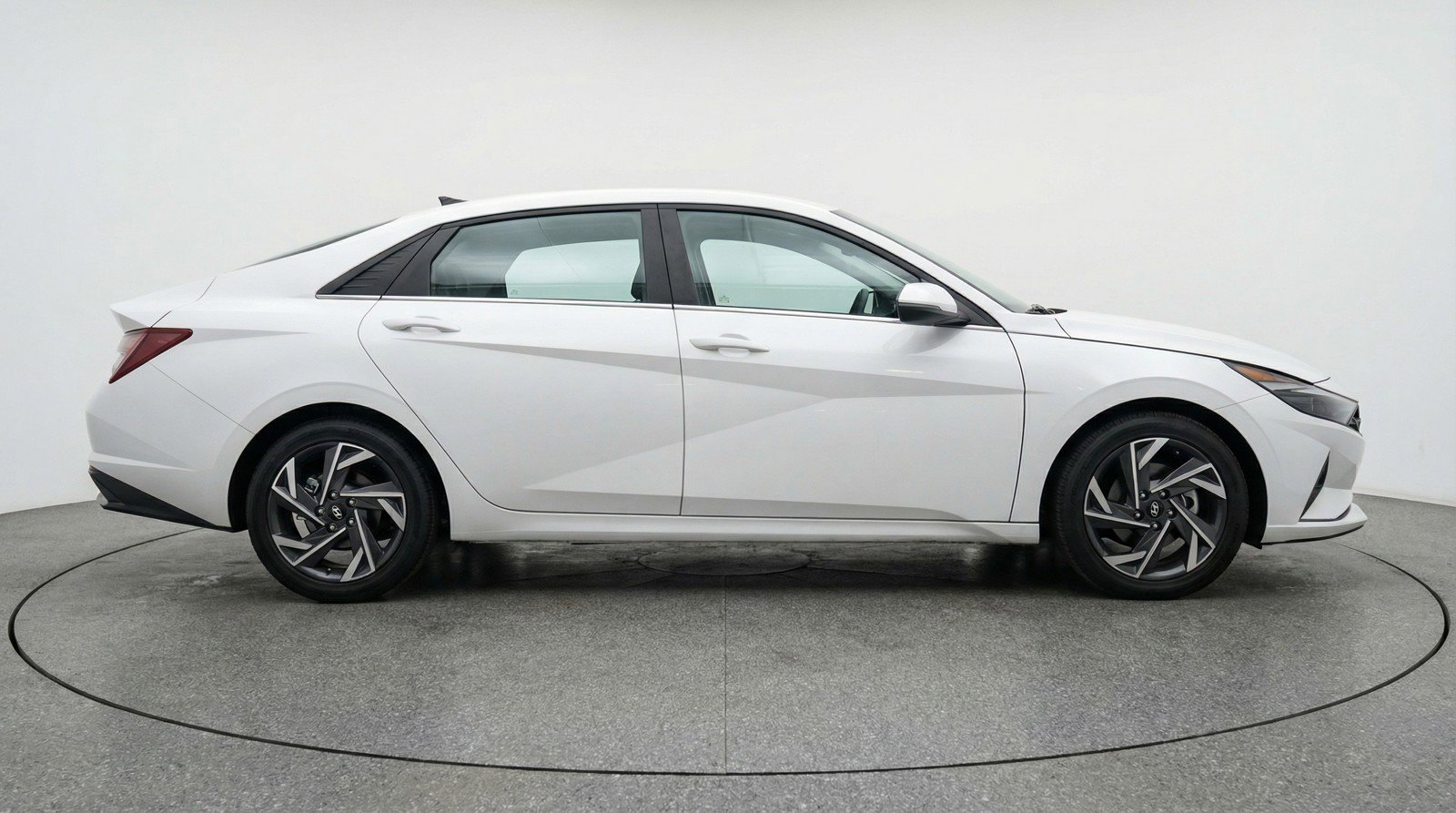 Used 2025 Hyundai Elantra SEL FWD image 11